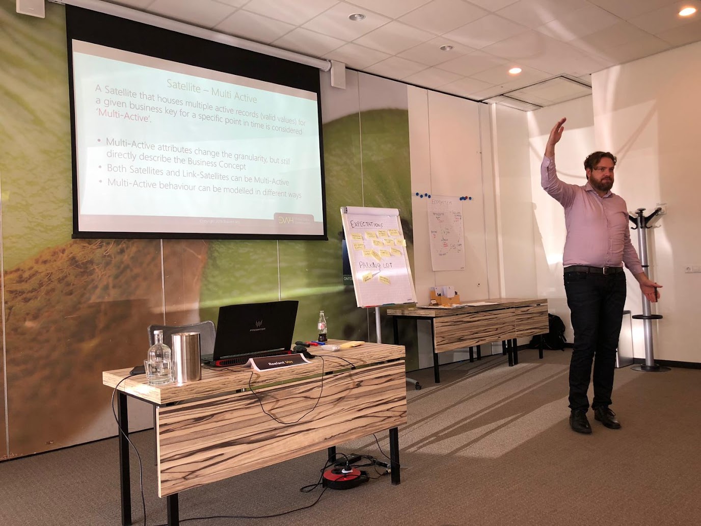 Roelant Vos presenting his ETL process control framework at the MDDE meetup organised by Jaco van der Laan